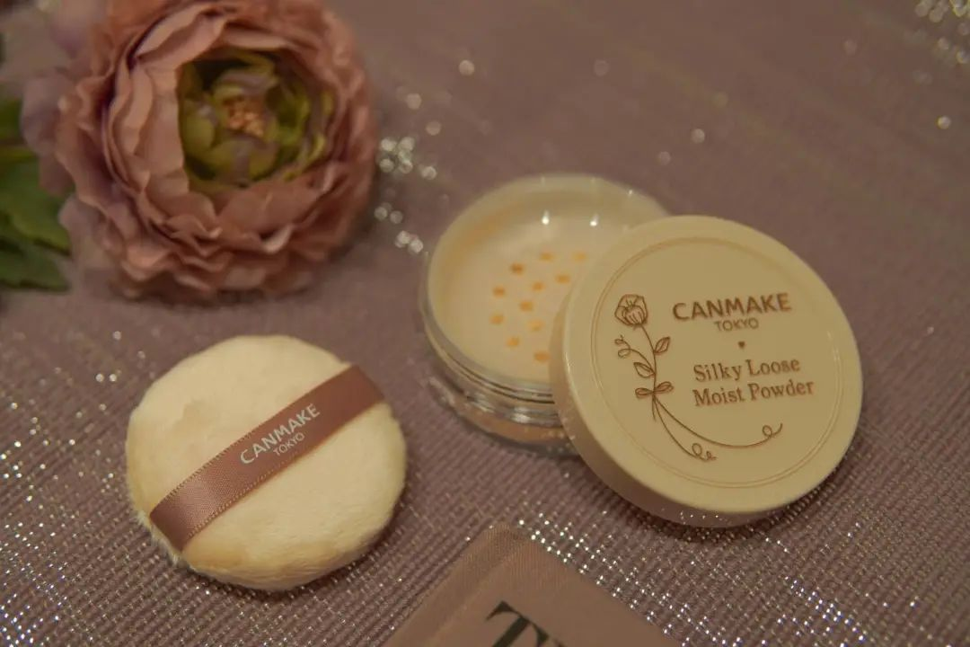 花西子四象平衡粉底液;欧舒丹星河夜樱系列;LAMER天然植萃多面糖粒结晶唇膜... | 新品速递