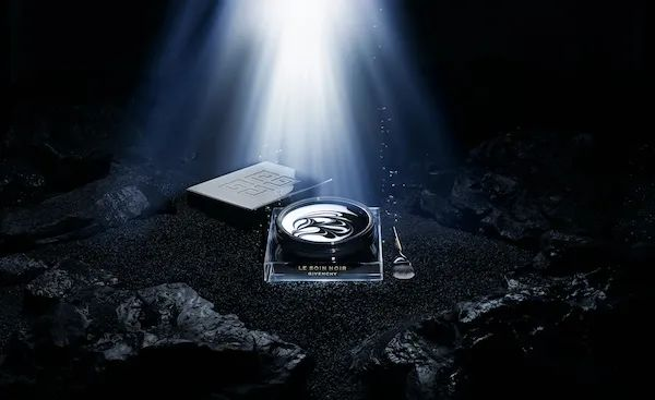 花西子四象平衡粉底液;欧舒丹星河夜樱系列;LAMER天然植萃多面糖粒结晶唇膜... | 新品速递