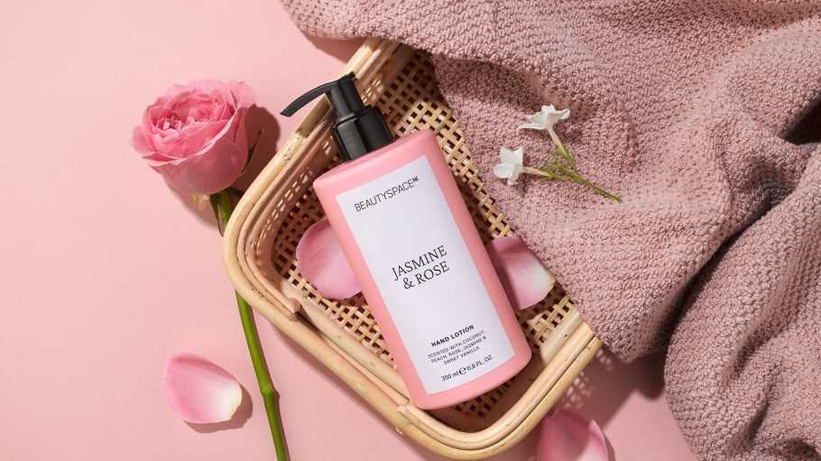 雅诗兰黛欲200亿收购TomFord;中检院发布祛斑美白化妆品征求意见稿;资生堂转让丝蓓绮等个护生产业务... | 美妆风向标