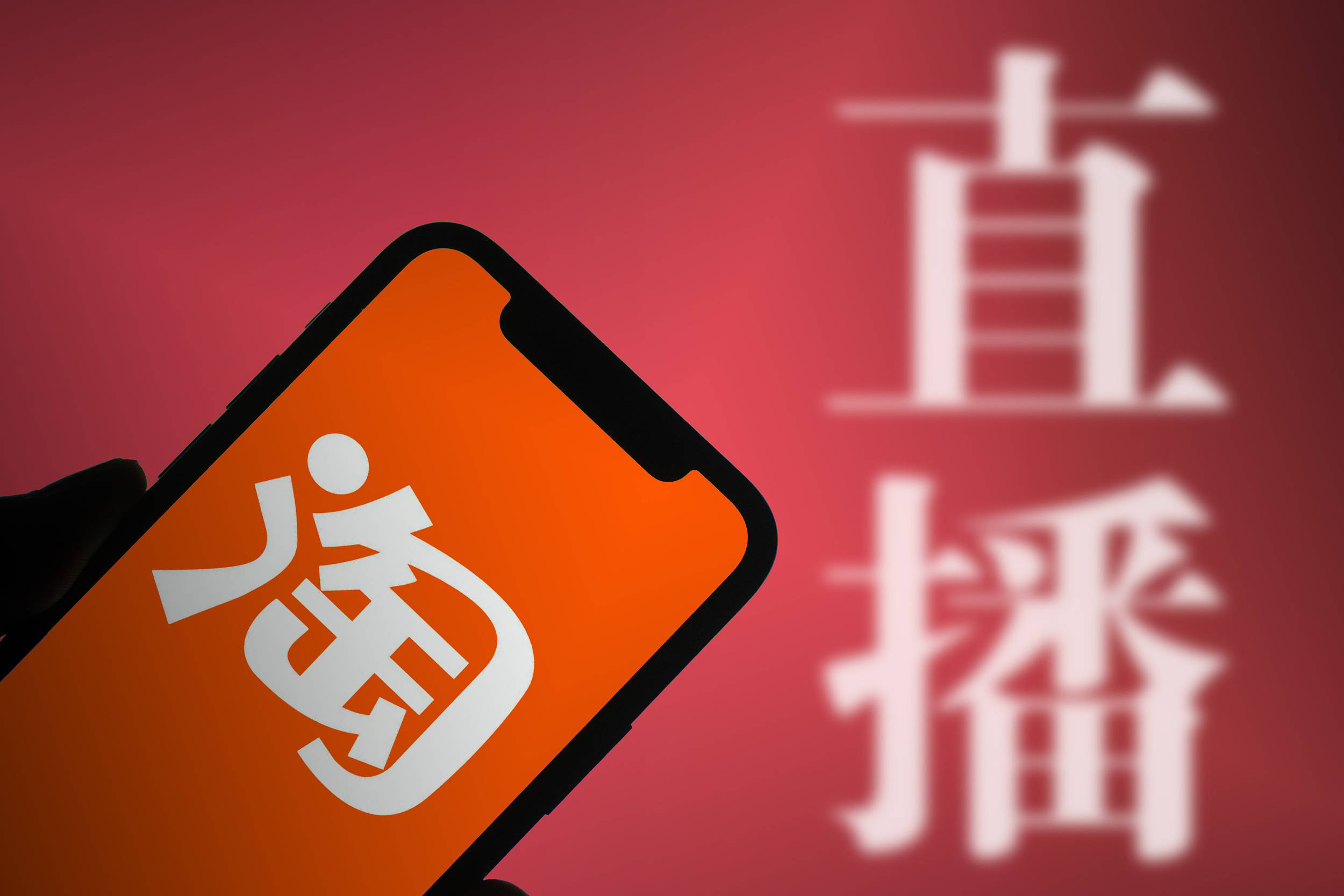 李佳琦直播言论引众议上热搜;中检院发布原料、配方填报新规;国内首个日化行业垂直领域AI大模型发布... | 美妆风向标