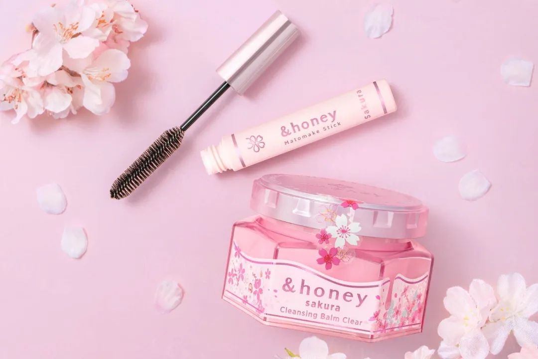 美妆圈一周新品(下):雅诗兰黛小棕瓶卸妆膏与洁面啫喱;春日来信传明酸精华升级版;moody×RIO联名系列... | 新品速递
