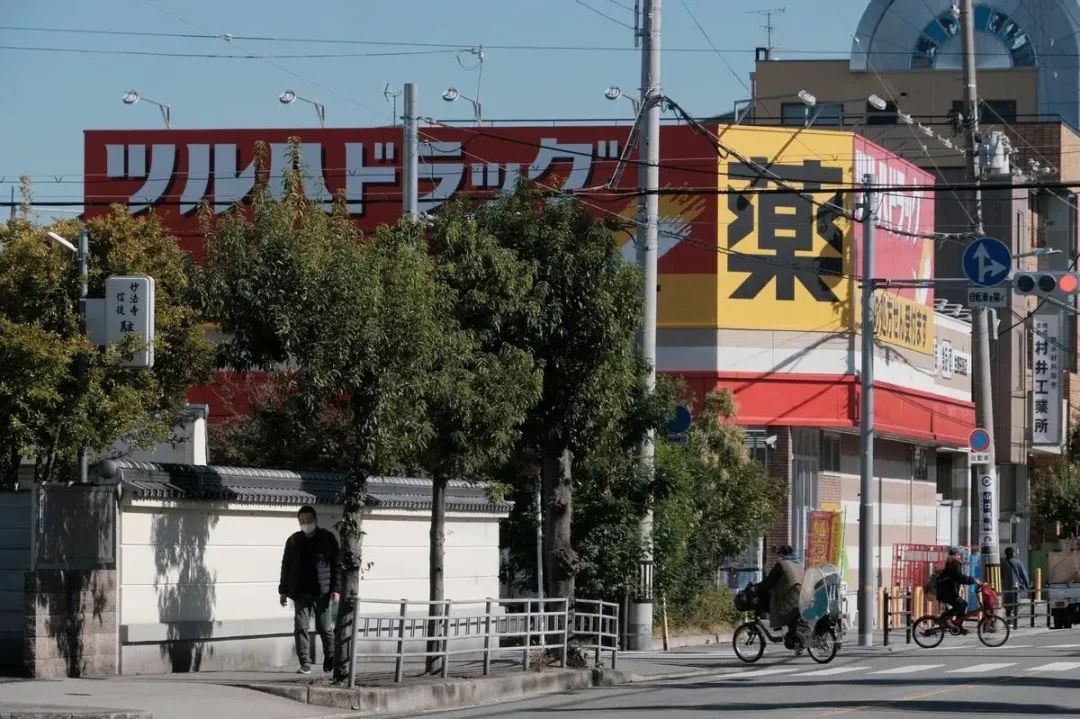 美妆圈一周热点:得物成立国内首个化妆品鉴别研究基地;彼得罗夫宣布闭店;官方回应「化妆品补水是智商税」事件... | 美妆风向标