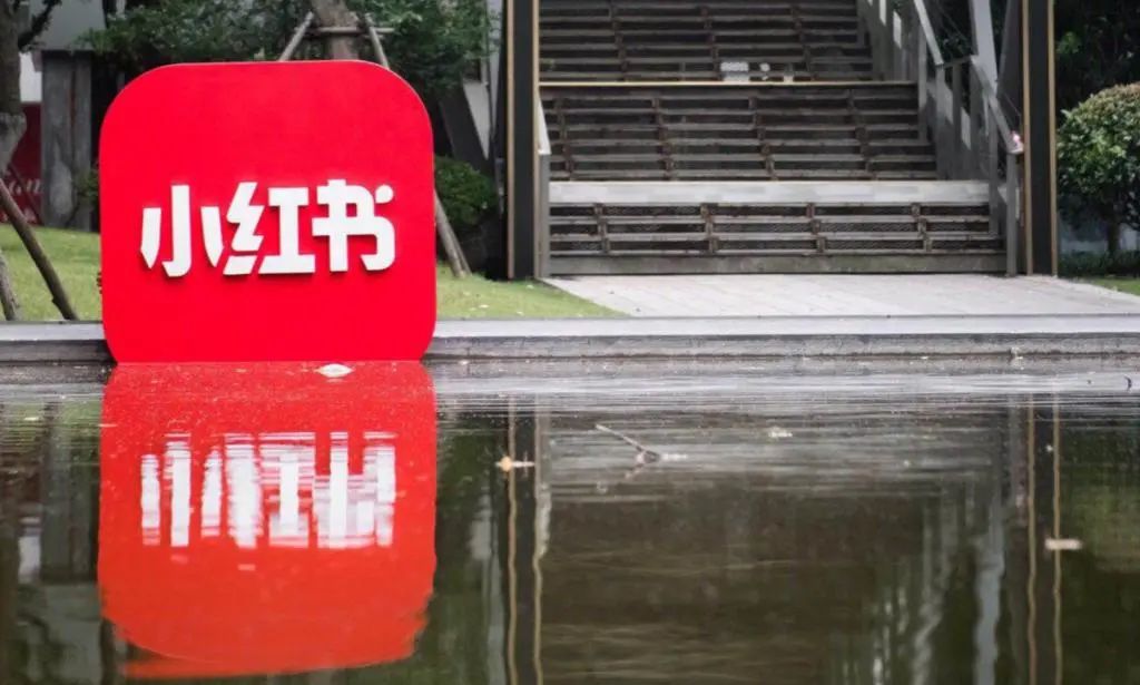 一周热点:骆王宇陷虚假宣传事件将退款1.5亿;射频美容仪新规正式延期2年;全国首个直播间运营省级地方标准发布 | 美妆风向标