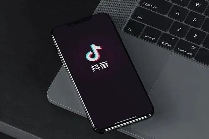 一周热点:骆王宇陷虚假宣传事件将退款1.5亿;射频美容仪新规正式延期2年;全国首个直播间运营省级地方标准发布 | 美妆风向标