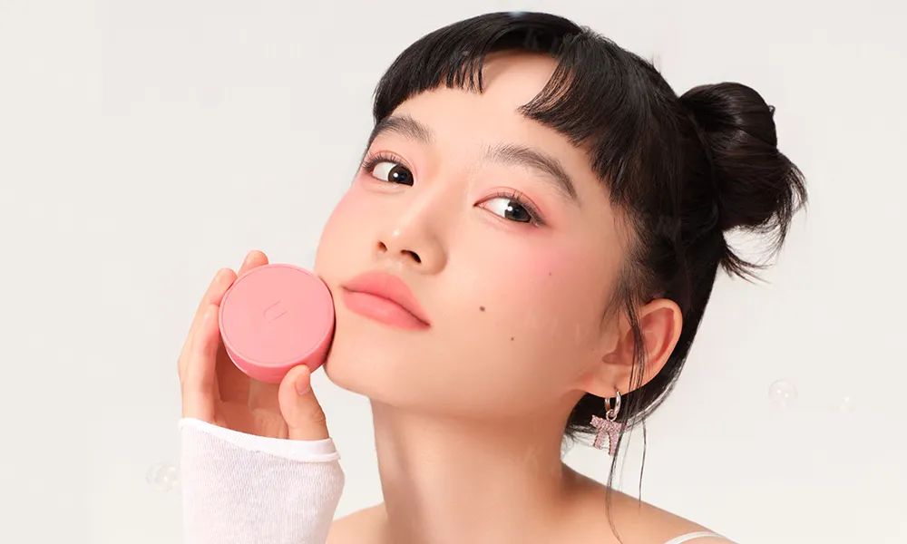 美妆圈一周新品(下):美宝莲×海底捞联名系列;UNNY悠宜唇颊彩气垫膏&捏捏乐气垫腮红泥;NARS水光大白喷... | 新品速递