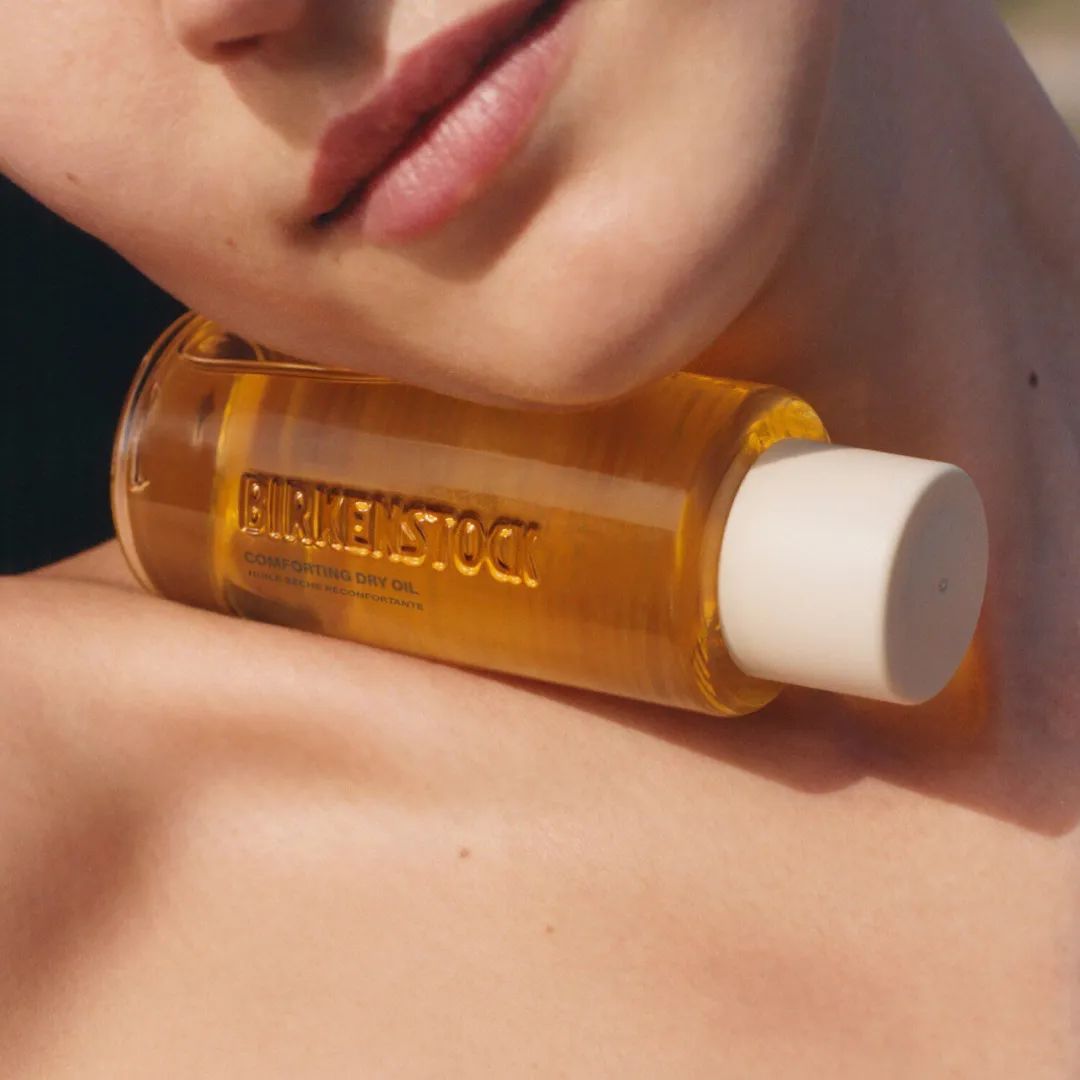 海外上新：勃肯鞋新开足护系列；凝胶转牛奶配方磨砂膏；睫毛膏型护发棒… | 新品速递