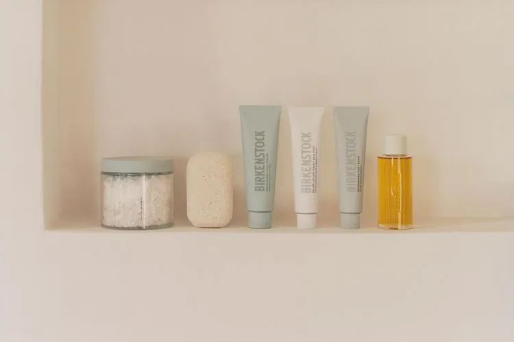 海外上新：勃肯鞋新开足护系列；凝胶转牛奶配方磨砂膏；睫毛膏型护发棒… | 新品速递