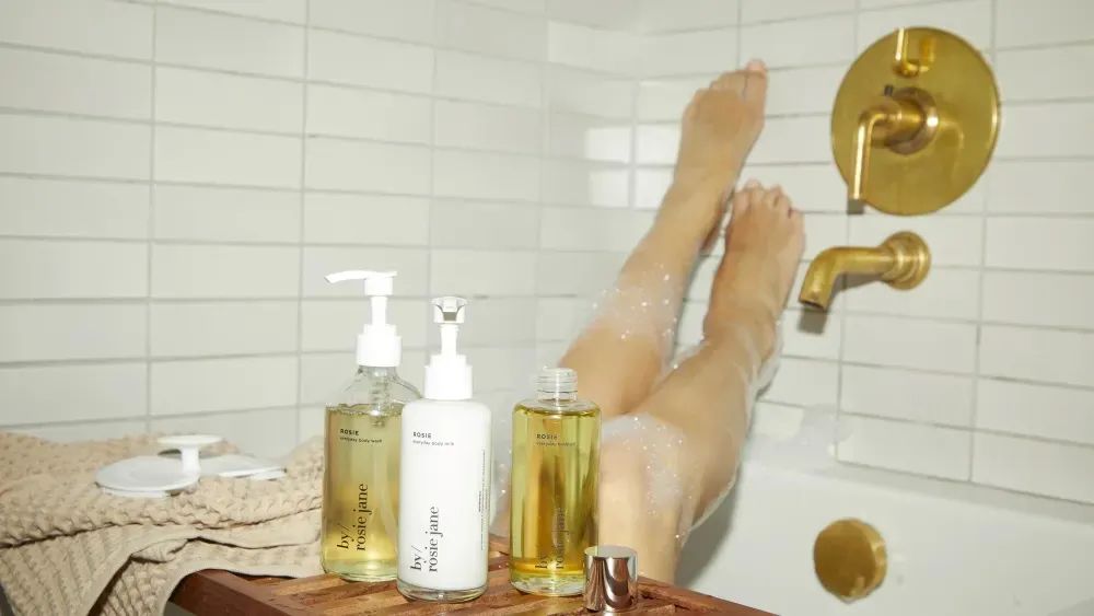 海外上新：隐形防晒霜；锁头唇釉；蛋壳霜状腮红；棉花糖香水… | 新品速递