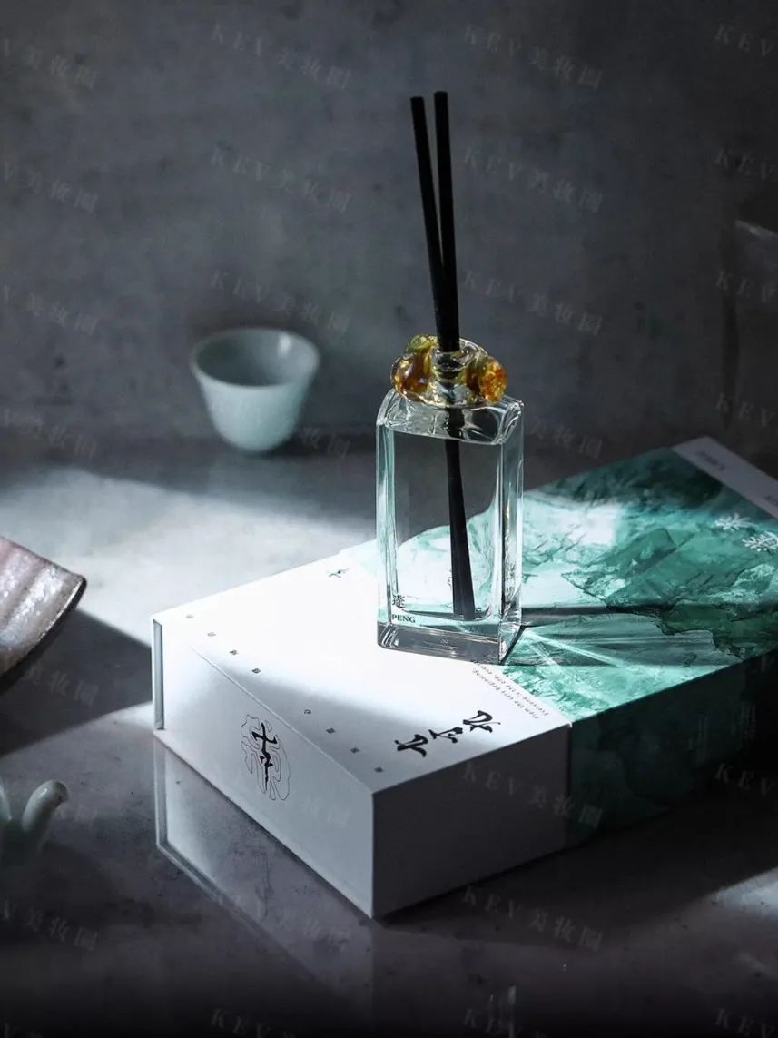 7、INTOYOU 1.jpg 美妆圈一周新品(下):欧诗漫第二代安心小白管;娇韵诗第十代光芒小瓷瓶;HBN小奶瓶修护水乳;雅萌光愈绷带面罩... | 新品速递