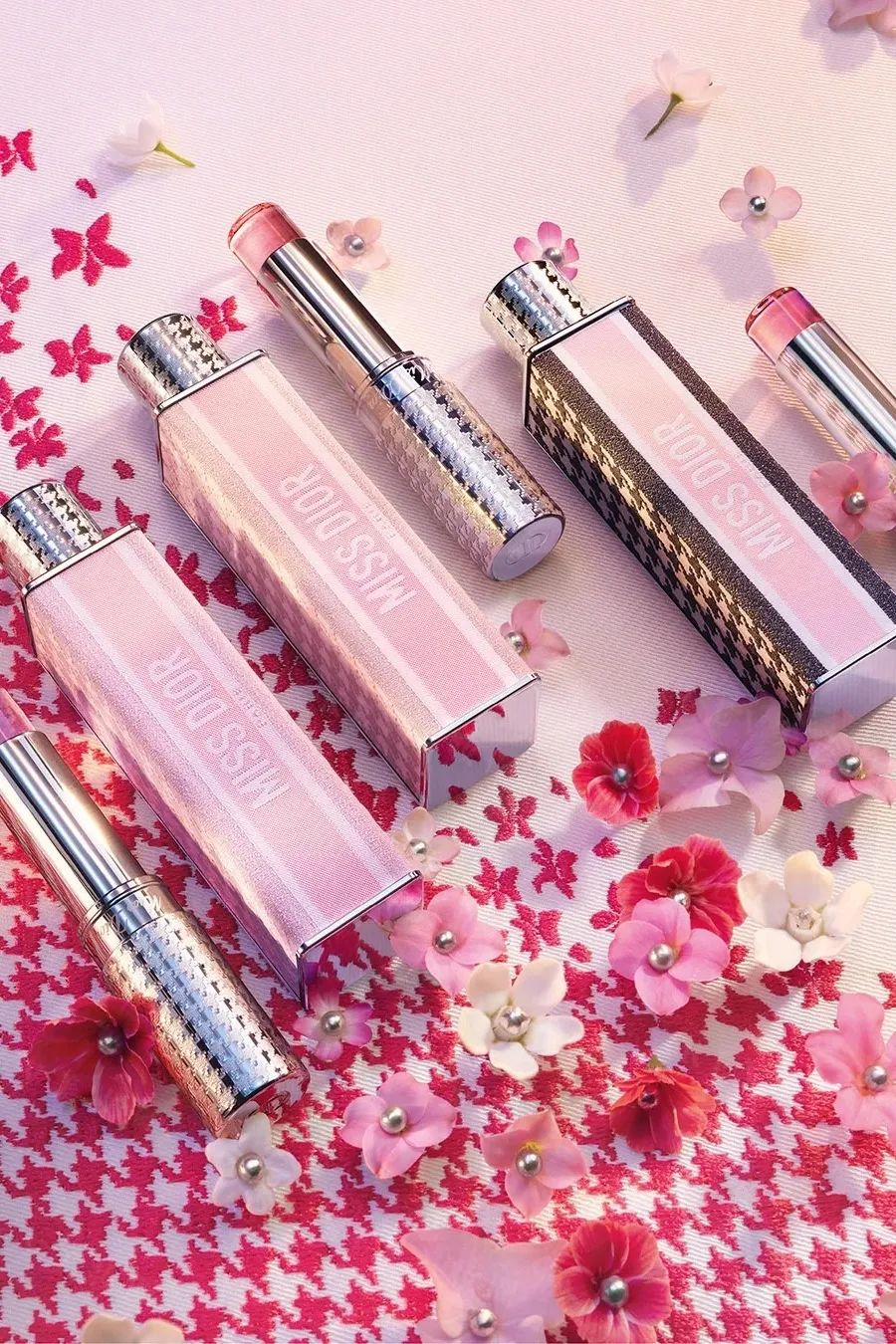 美妆圈一周新品(上):OLAY肽棒次抛;雅诗兰黛智妍胶原水乳;观夏2025氤氲冰夏时节香薰系列... | 新品速递
