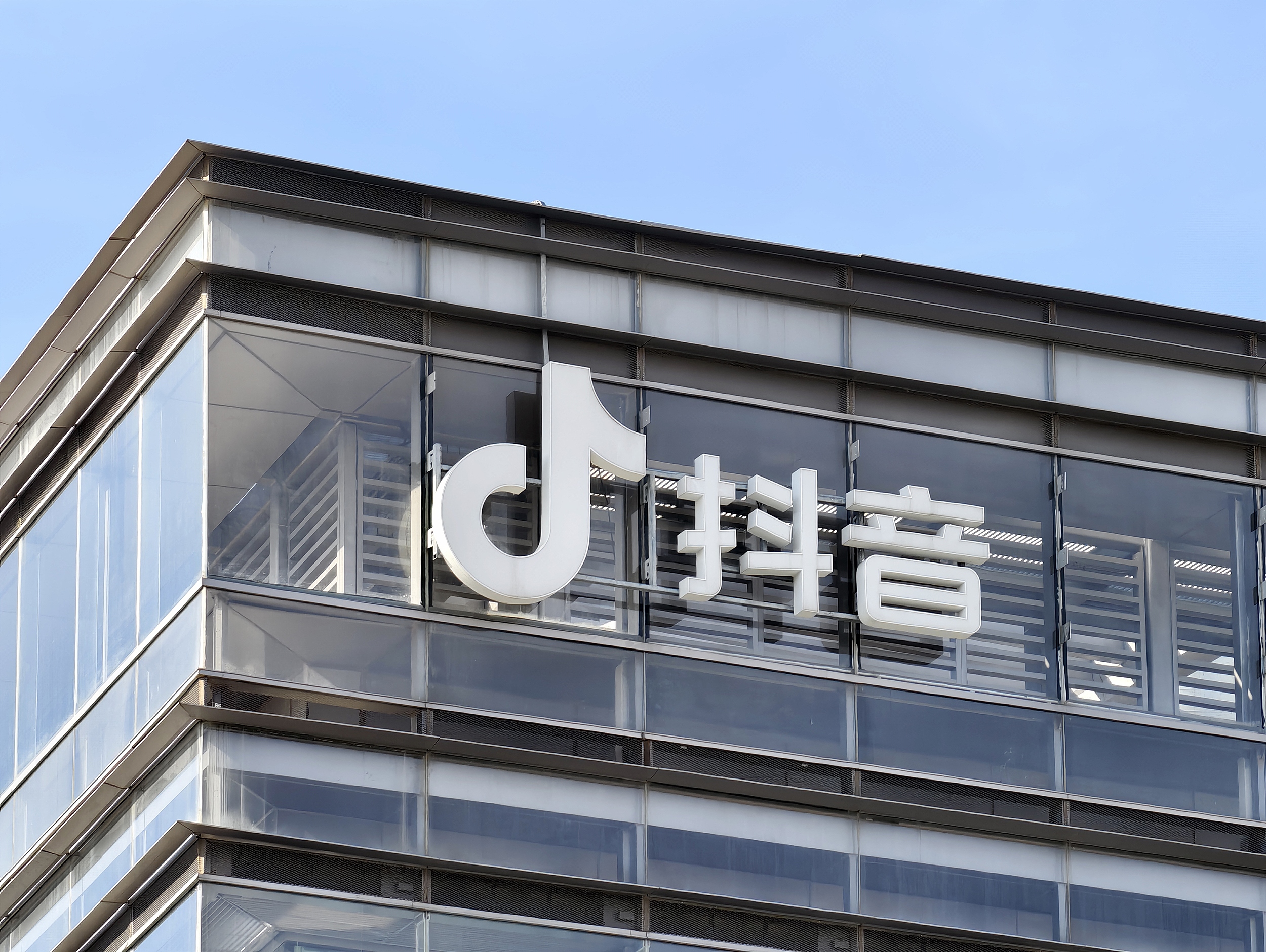 一周资讯:POLA宣布解散其北京子公司;林清轩提交上市申请书;重组胶原蛋白争议持续发酵... | 美妆风向标