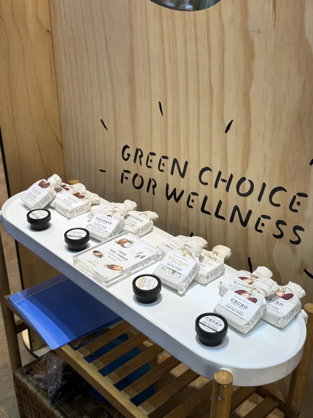 本土草本、多巴胺情绪、精准护理、宠物人文......探寻东盟展海外美妆新动向 | 行业洞察