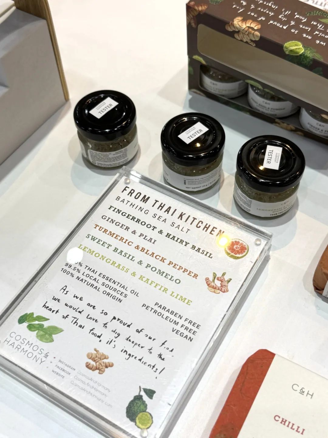 本土草本、多巴胺情绪、精准护理、宠物人文......探寻东盟展海外美妆新动向 | 行业洞察