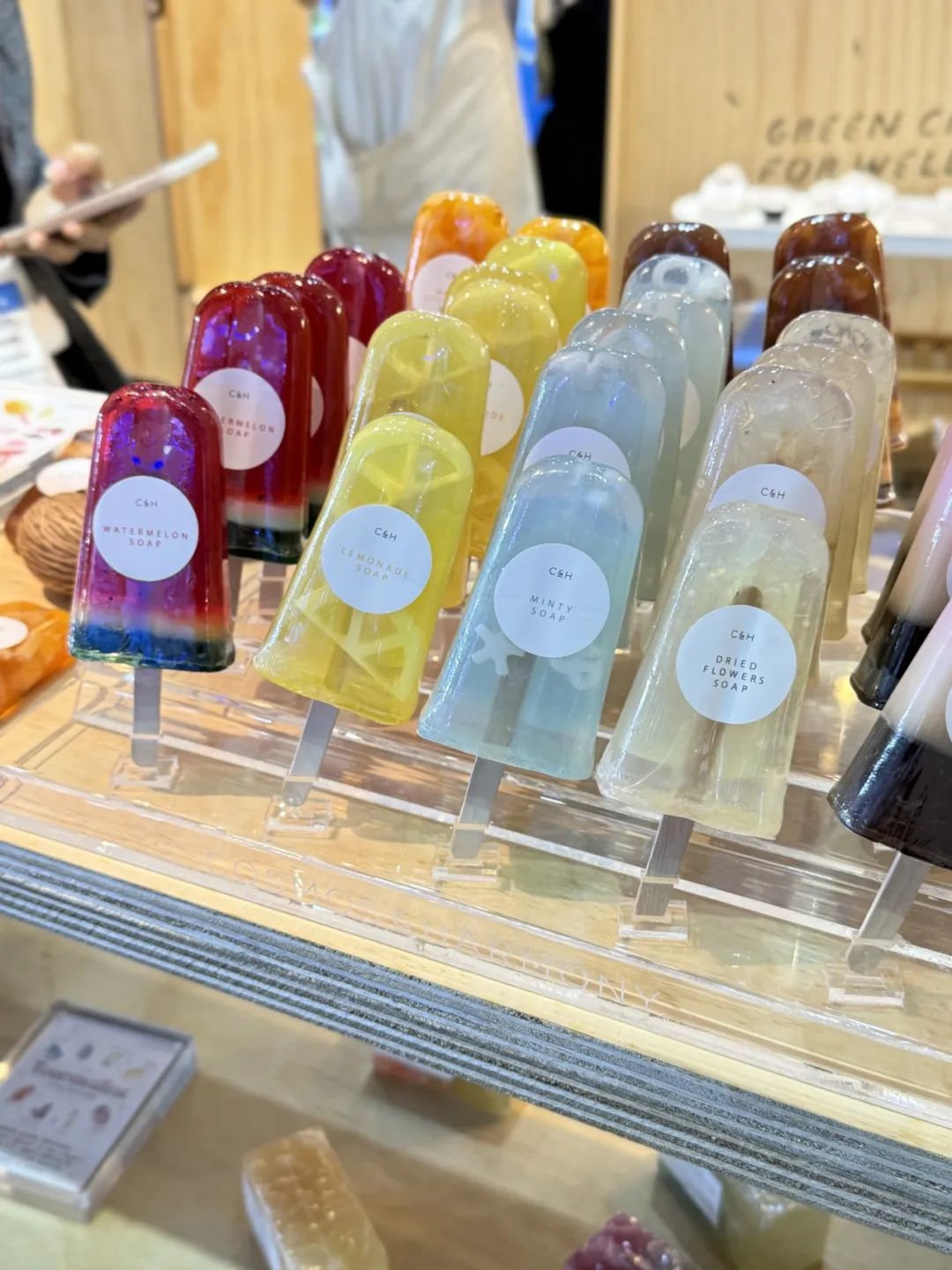 本土草本、多巴胺情绪、精准护理、宠物人文......探寻东盟展海外美妆新动向 | 行业洞察