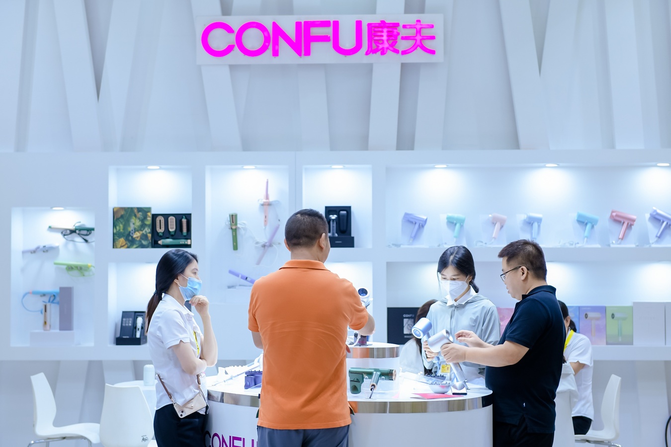 美妆新战场:便利店、名创优品为何爱上“自有品牌”?