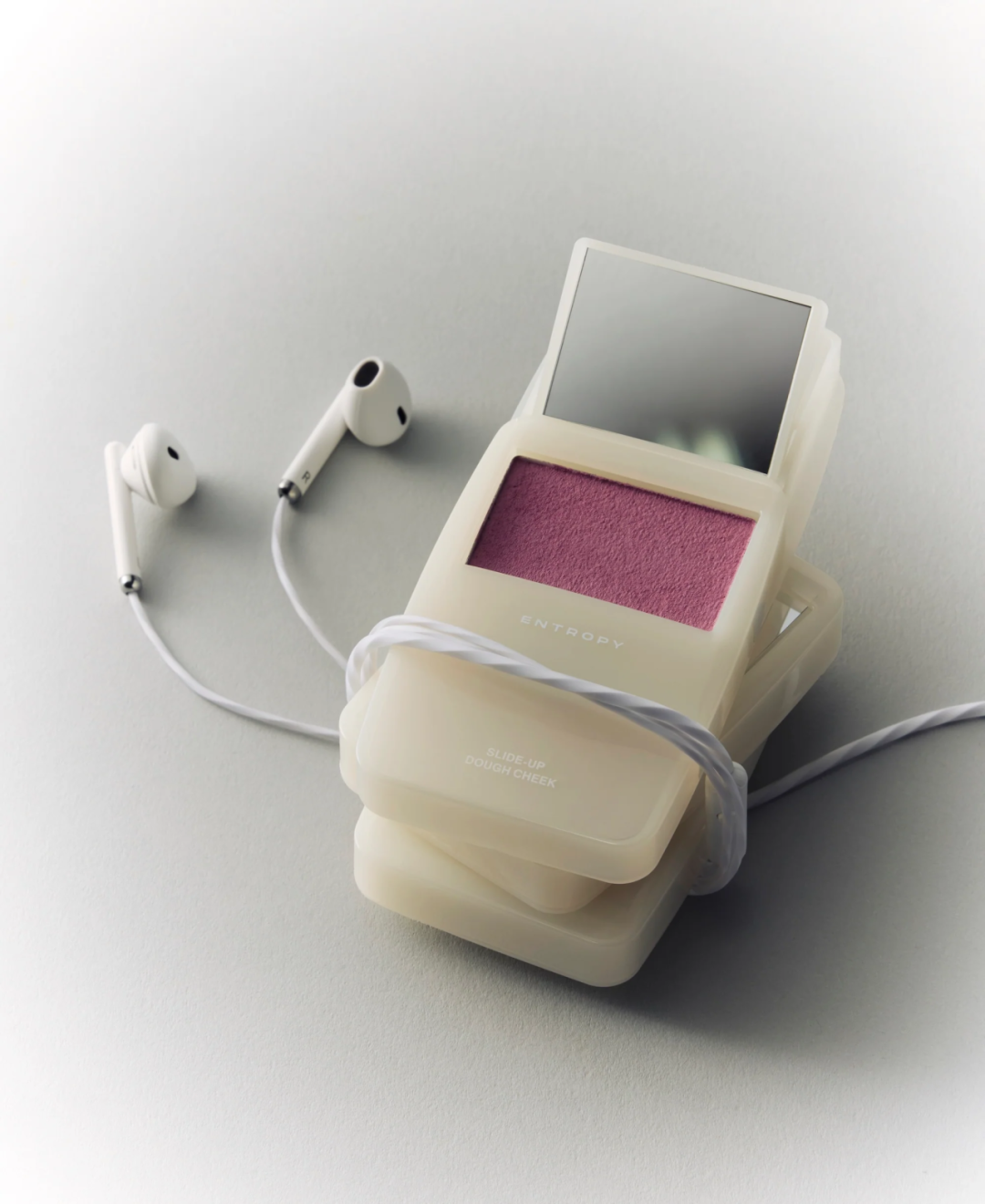 MP3腮红;李小龙膏;“死亡原因”眼影;素颜香水… | 海外上新