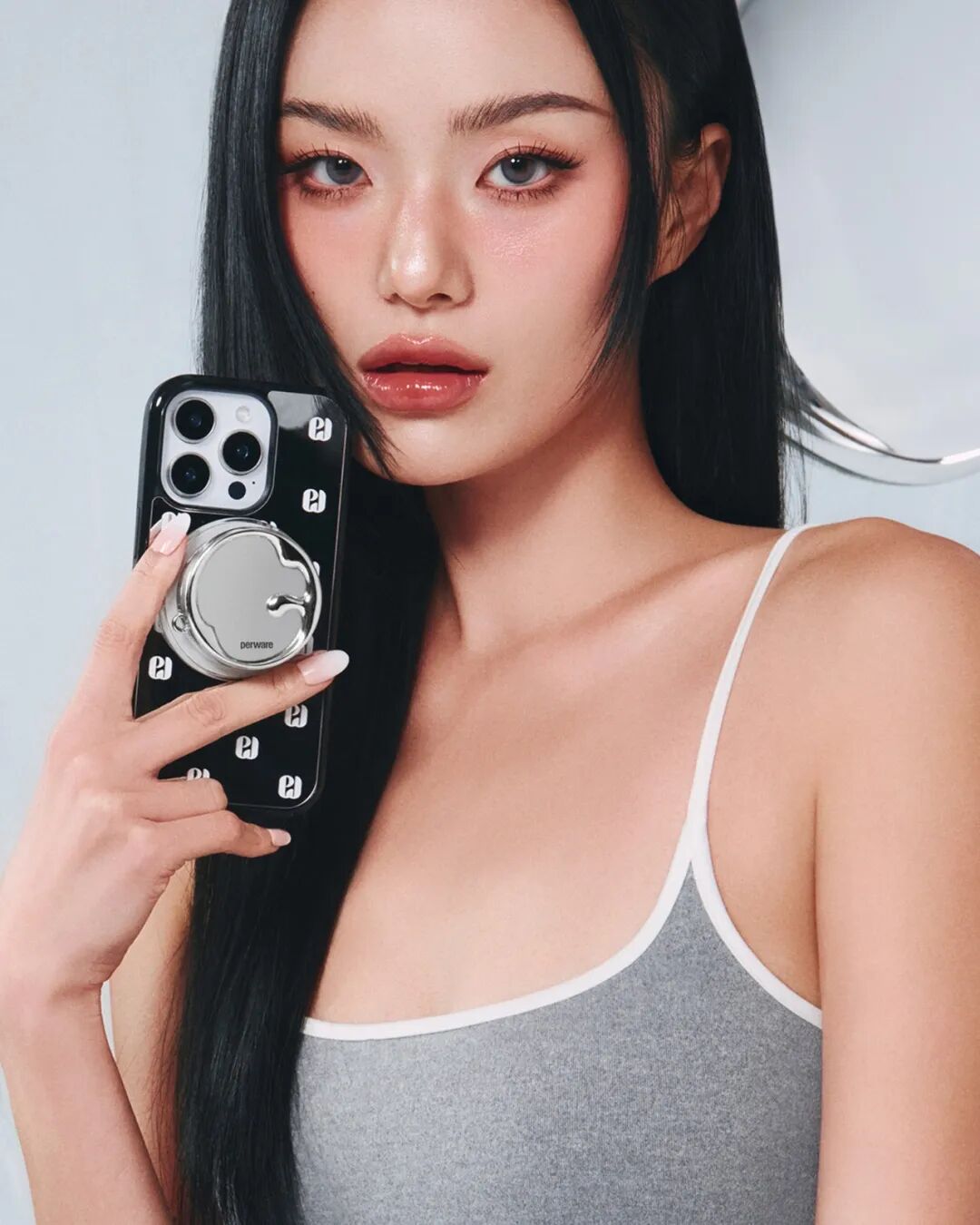 手机支架唇颊膏；死亡塔罗眼影；脏苏打香氛；皇家曲奇眼影盘… | 海外上新