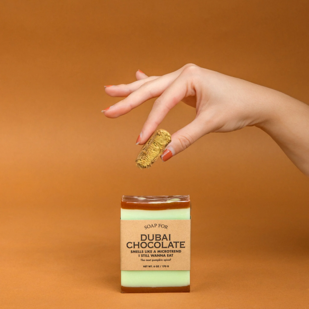 手机支架唇颊膏；死亡塔罗眼影；脏苏打香氛；皇家曲奇眼影盘… | 海外上新